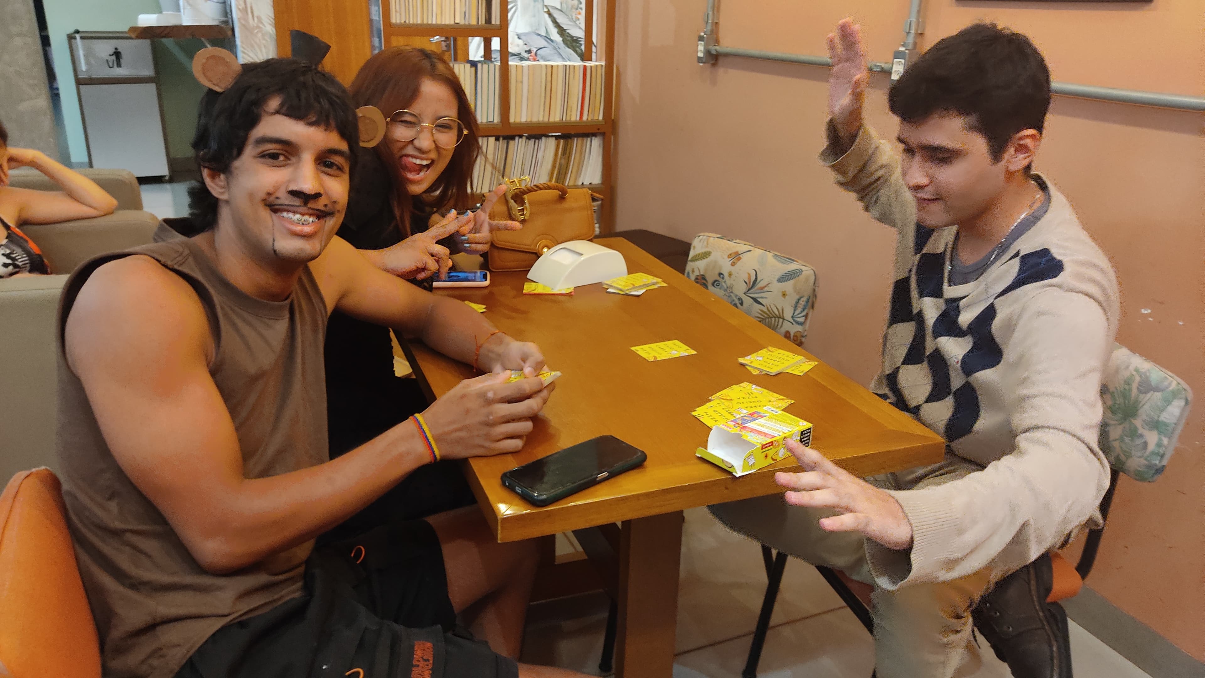 Galera se divertindo jogando cartas na Jogadinha