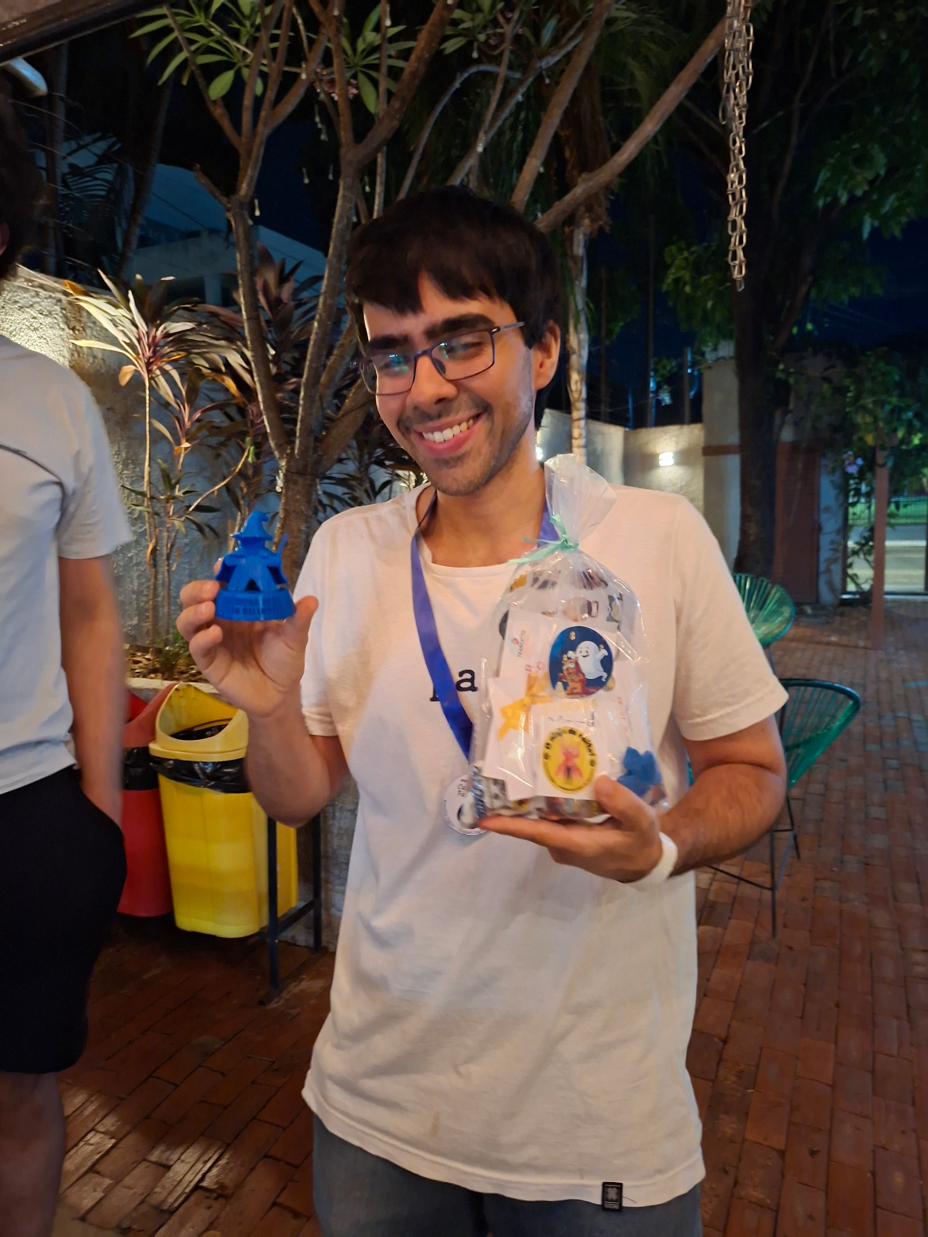 Ganhador exibindo premio e trofeu 3D do evento