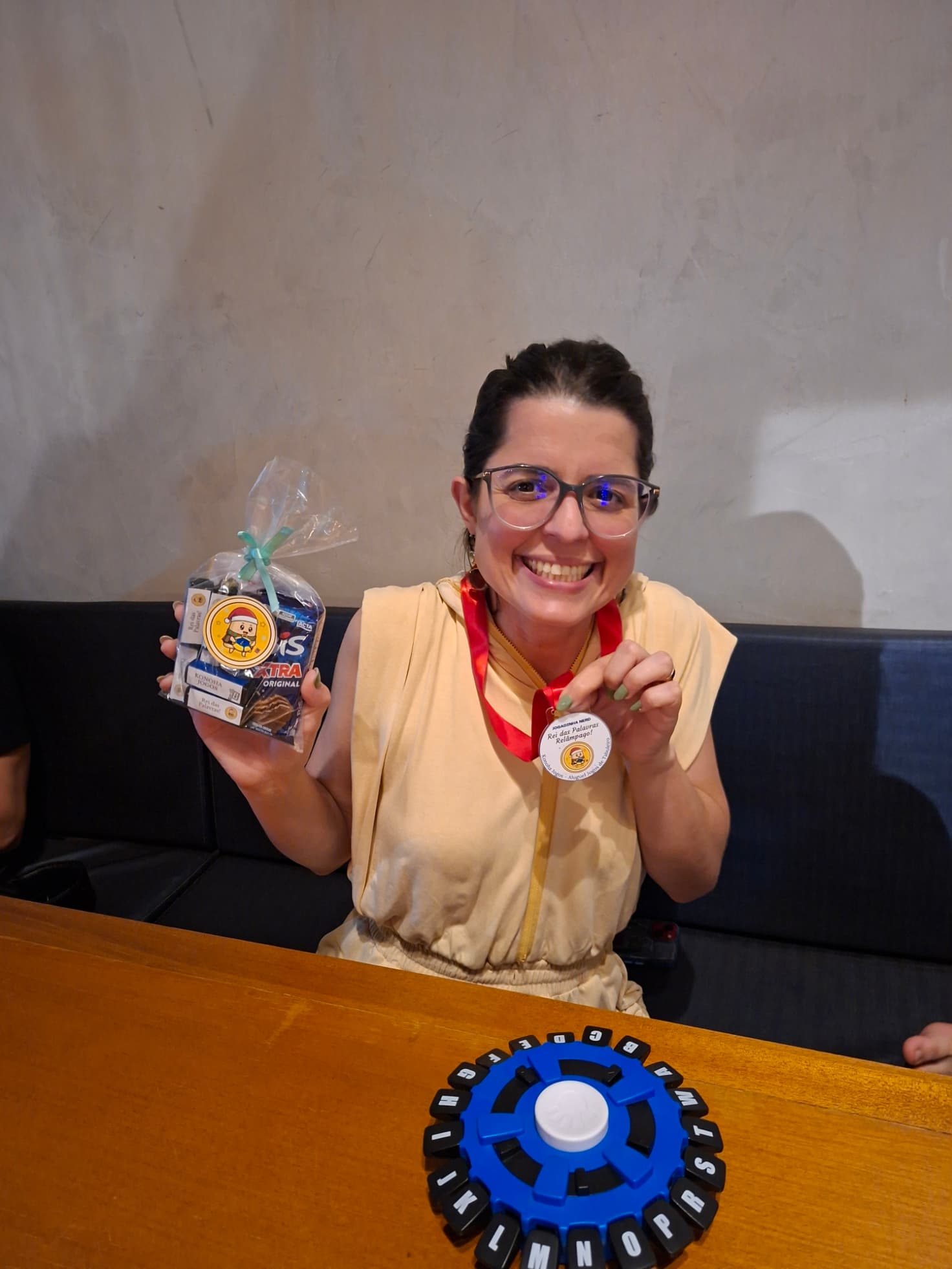 Ganhadora do jogo Tapple exibindo seu premio